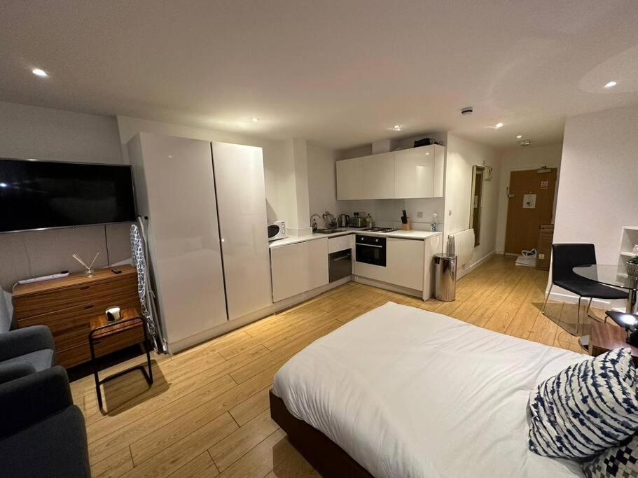 Piccadilly Living 1 Bedroom Flat In Vr11 * Londra